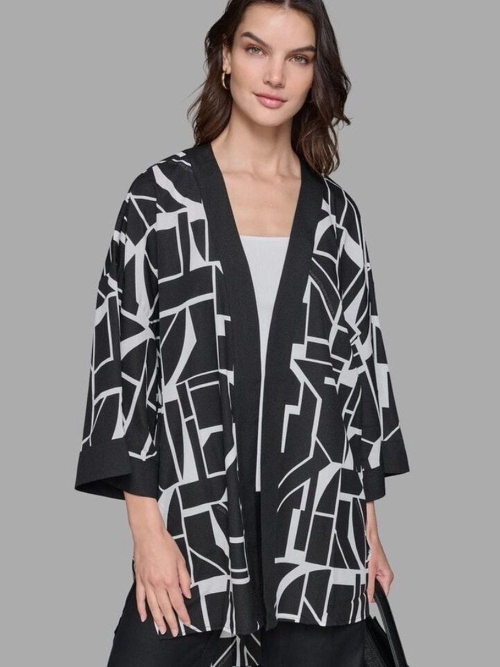 NWT $89 KARL LAGERFELD PARIS
Oversized Abstract Geo-Printed Open Kimono